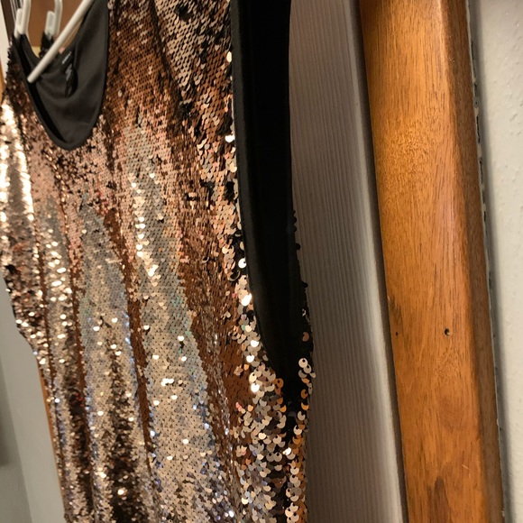 Reversing sequin blouse! - Picture 4 of 6